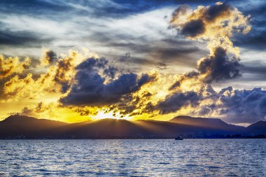 Tay deniz manzarası önünde Phuket günbatımı