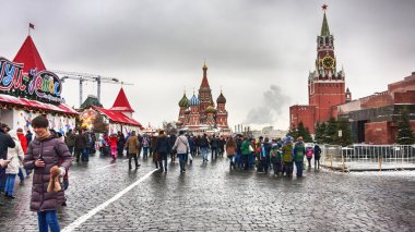 Moskova Kremlin, Kızıl Meydan wi yürüyen insan kalabalığı