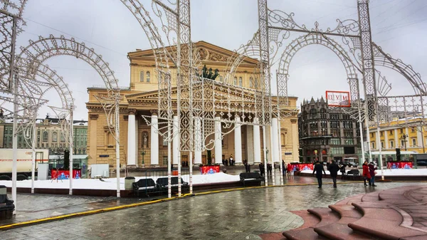 Vista do famoso Teatro Bolshoi de sua praça rendida — Fotografia de Stock