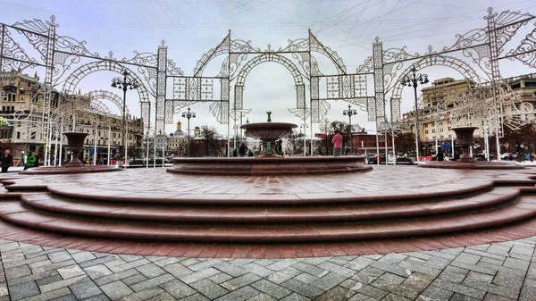 A praça do Teatro Bolshoi e as fontes cercadas por Chr — Fotografia de Stock