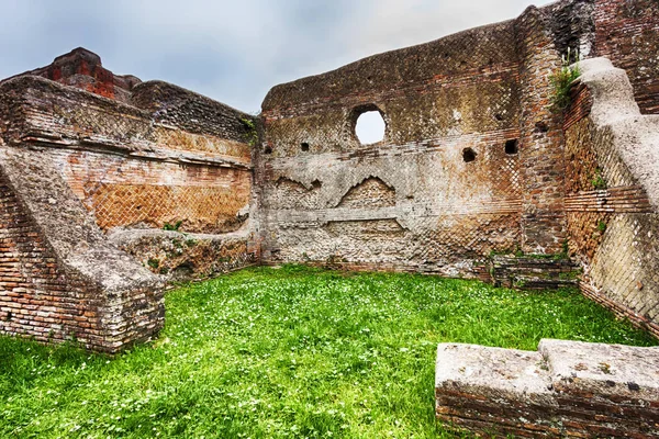 Αναλαμπή της Ρωμαϊκής Αυτοκρατορίας αρχαιολογικά ερείπια προβολή στο Ostia — Φωτογραφία Αρχείου