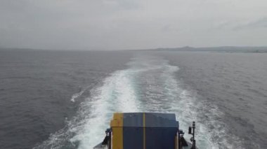 Bot, Akdeniz 'de pervanesiyle Avrupa tatil beldesine doğru yola çıkıyor. Sakin deniz ve bulutlu gökyüzü anlamlı bir atmosfer yaratır.
