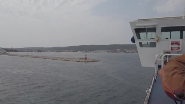 Ferry Slips Calm Sea Entrance San Pietro Island Harbor — стокове відео