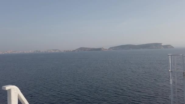 驶向港口 俯瞰撒丁岛海岸线及其悬崖和意大利卡利亚里城市天际线 — 图库视频影像