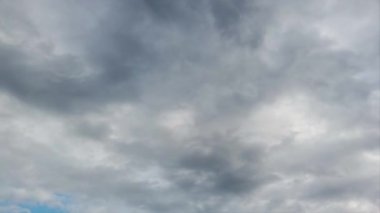 Profil görünümünde Nimbostratus bulut oluşumları, hava değişimi ve muhtemelen sağanak yağış ile hızlandırılmış zaman gökyüzü