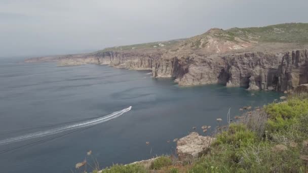 Een Witte Motorboot Die Baai Bereikt Wit Schuimspoor Contrasteert Met — Stockvideo