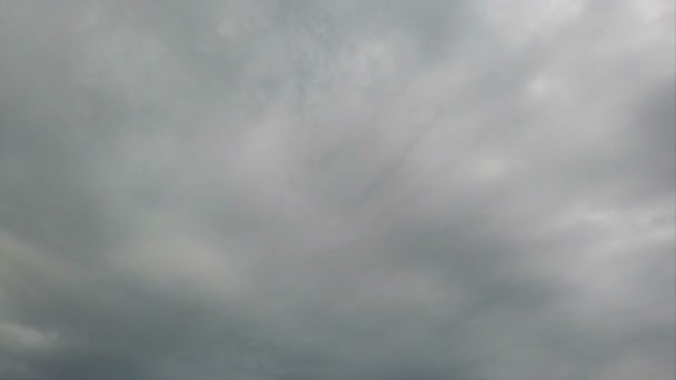 Beau laps de temps de ciel nuageux orageux avec gris dense nuages nimbostratus dans rétro-éclairé qui se déplaçant régulièrement dans le ciel 