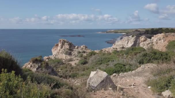 Идиллическая Средиземноморская Дикая Местность Холме Большими Камнями Лугу Горизонте Голубым — стоковое видео