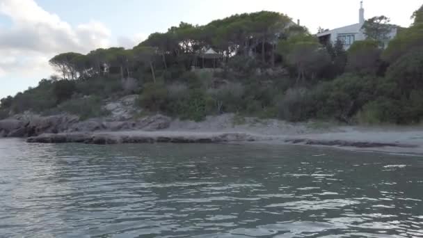 Pan Utsikt Över Vackra Ensamma Stranden Vid Solnedgången Med Lugnt — Stockvideo