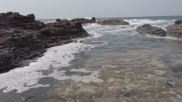 Low Angle Pan Shot Rocky Bay Emerald Sea Water Crashing — Stock Video