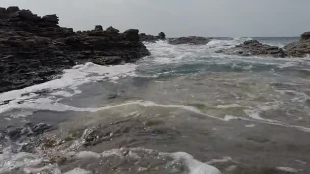 Sugerente Mar Agitado Estrellándose Sobre Las Rocas Una Bahía Rocosa — Vídeo de stock
