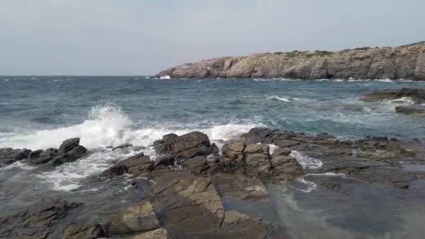 Bassa Angolazione Pan Girato Baia Rocciosa Nell Isola San Pietro — Video Stock