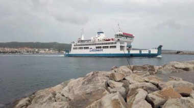 Carloforte, İtalya - 22 Eylül 2019: Bir sonbahar sabahı Carloforte limanından Calasetta limanına giden Delcomar feribot görüntüsü