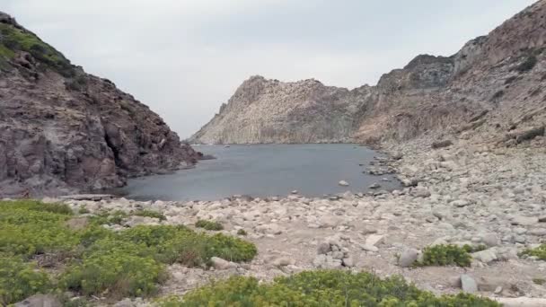 イタリアのサンピエトロ島のサルデーニャ地方に位置する フィコ の示唆的な岩の湾を持つヨーロッパの荒野の入り江 — ストック動画