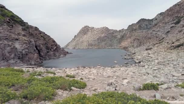 Europese Wildernis Inham Met Suggestieve Rotsachtige Baai Van Cala Fico — Stockvideo