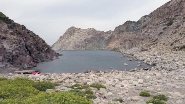 位于意大利圣彼得岛撒丁岛的泛欧荒野与暗示性岩石湾 卡拉菲科 的全景 — 图库视频影像