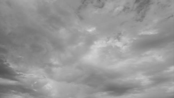 时间上的恶劣天气伴随着灰蒙蒙的天空 在这段时间里戏剧性的光线消失了 灵长类云彩在空中翻滚 产生了背光效应和浓雾 — 图库视频影像