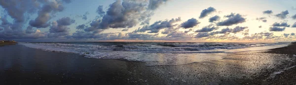 Niesamowita panorama 180 stopni wzburzone morze o zachodzie słońca na beac — Zdjęcie stockowe