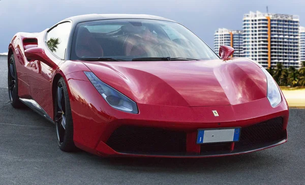 Lüks modellerin güzel tasarımı. Kırmızı spor araba Ferrari 488. — Stok fotoğraf