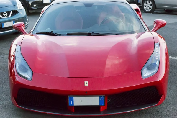 Vista frontal do modelo de luxo super vermelho carro esportivo Ferrari 488 GTB — Fotografia de Stock