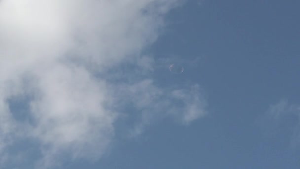 Vista Movimiento Lento Burbujas Jabón Flotando Cielo Azul Claro Del — Vídeos de Stock