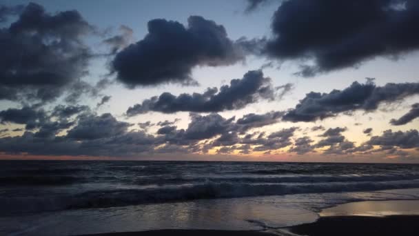 Playa Soleada Hora Azul Con Espectacular Atardecer Cielo Nublado Asombroso — Vídeo de stock