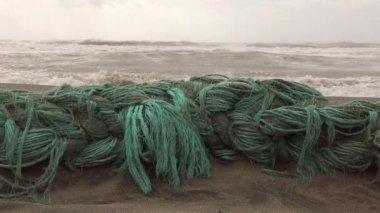 Okyanustaki plastik atık, doğa insanın hasarını denizden fışkıran plastik bir ağın kalıntılarıyla geri veriyor, ciddi bir sorunu var.