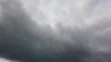 Hızla ilerleyen fırtına bulutları hızlandırılmış zaman, kötü hava ve uğursuz gökyüzü