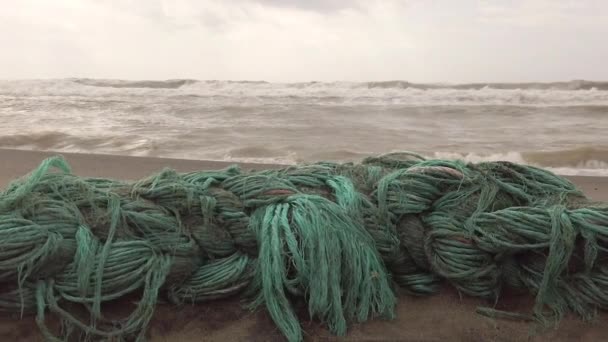 海洋中的塑料废物 大自然用从海里吐出的塑料网残渣来补偿人类的损失 水污染其严重问题 慢动作 — 图库视频影像