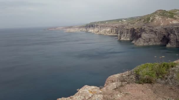 Vista Panorámica Costa Salvaje Cerdeña Acantilados Riscos Abrazan Intenso Mar — Vídeo de stock