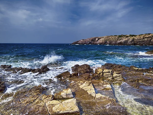 İnanılmaz deniz manzarası ile mavi dalgalı deniz kayalık körfeze çarpıyor. — Stok fotoğraf