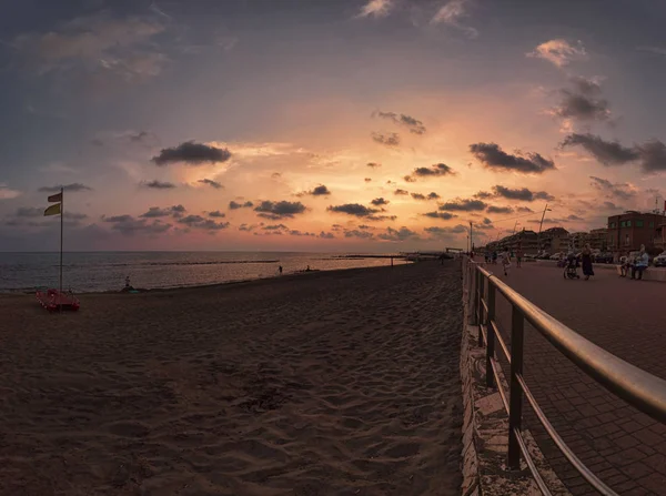 Passeio romano vista de rua e perfil de linha costeira em Ostia Lido — Fotografia de Stock