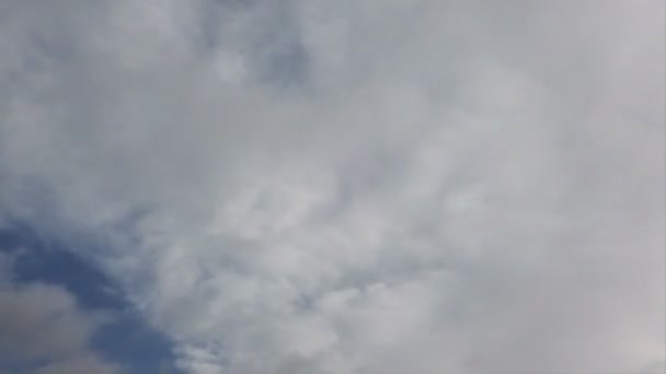 時間の経過とともに 不気味な嵐の曇りの空の低い角度の眺め 空に浮かぶ速い灰色の雲 そして互いの交差点 — ストック動画