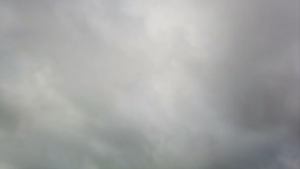 時間の経過で不気味な嵐の曇りの空 空気中に浮かんでいる速い灰色の雲 — ストック動画
