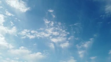 Mavi gökyüzü ve beyaz bulutlarla inanılmaz bir zaman kaybı. Pofuduk sirrus bulutları rüzgarın sürüklediği parlak havada süzülüyor.