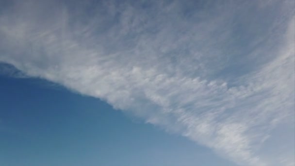 左側のコピースペースで空をより高く移動するタイムラプスの層状雲 — ストック動画