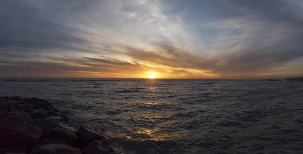 Atemberaubender pastellfarbener Sonnenuntergang an der römischen Küste am Lido von Ostia, schöne Dämmerung und entspannende Stimmung — Stockfoto