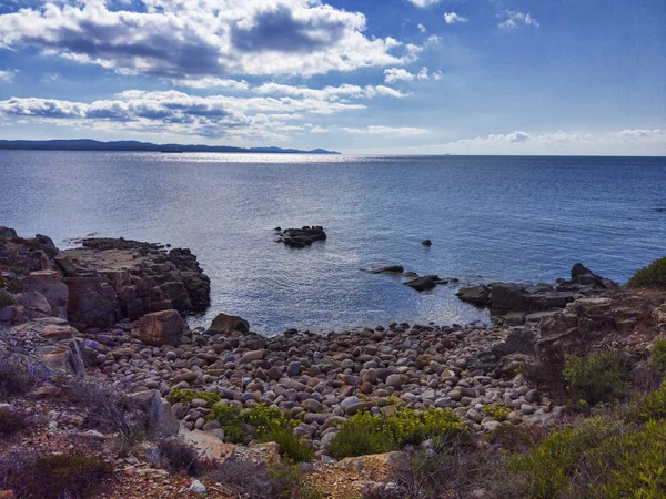 Большие Камешки Разноцветных Скал Деградируют Синем Море Скалистой Бухте Сардинии — стоковое фото