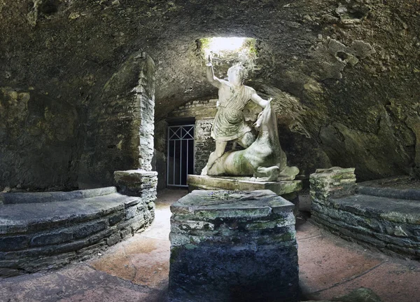 それを犠牲にするために雄牛を殺す行為で神ミトラス像の没入ビューは 美しい洞窟はローマ イタリアのアンティカオスティアの考古学的発掘調査で熱Sの博物館に位置しています ストック画像