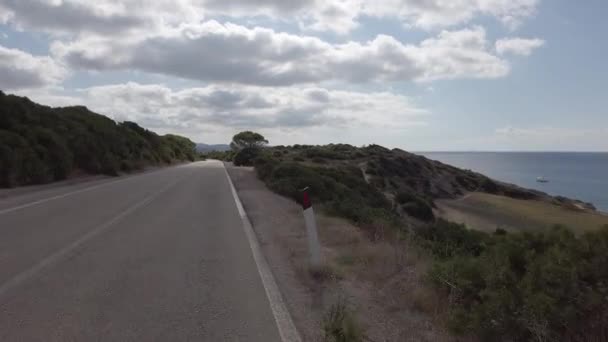 在圣皮埃特罗岛撒丁岛的道路上旅行 看一看美丽的海岸和地中海的植被 — 图库视频影像