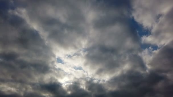 日积月累的云彩随着时间的流逝 自然光线的奇妙效果和色彩也在缓慢而优美的变化和阴影中消失 — 图库视频影像