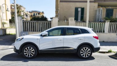 Roma, İtalya - 30 Mart 2019: Renkli otomobil modeli Renault Kadjar 'ın Fransız Renault otomotiv endüstrisi tarafından üretilen güzel görünümü.