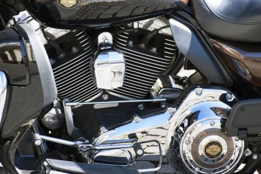 Torino, İtalya - 2 Mart 2014: Amerikan motosiklet endüstrisi Harley Davidso tarafından üretilen Harley Davidson mitolojik yol motosikletinin muhteşem motorunun yakın görüntüsü