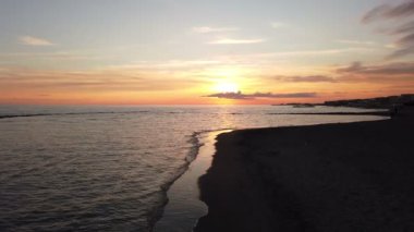 Ostia Lido sahilinde, rahatlatıcı atmosferi ve fantastik gökyüzü ile Roma sahillerinde harika bir altın gün batımı var.