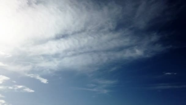 Zomer Hemel Met Witte Pluizige Wolken Tijdapse Blauwe Abstracte Achtergrond — Stockvideo