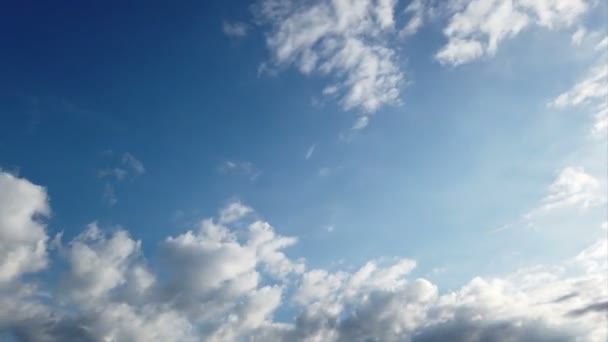 Pan Droite Lapse Altocumulus Nuages Avec Fantastique Fond Bleu Ciel — Video