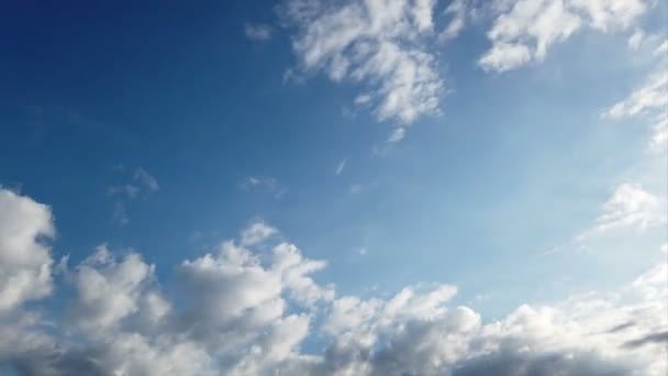 Pan Richtigen Zeitraffer Altocumulus Wolken Mit Fantastischem Blauen Himmel Hintergrund — Stockvideo