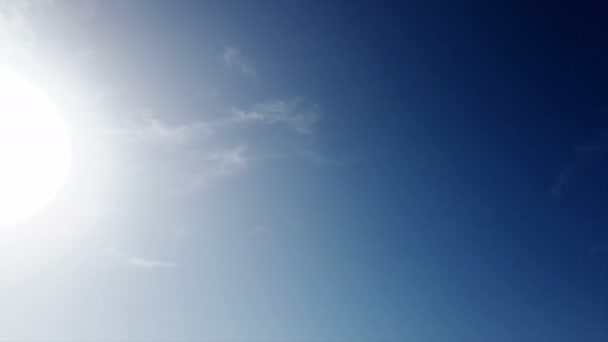 Solo Cielo Verano Nubes Timelapse Con Fondo Azul Abstracto Blanco — Vídeo de stock