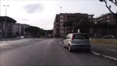 Roma, İtalya - 18 Eylül 2019: Hareket halindeki bisiklet sürme pov şehir sokak manzarası canlı trafik ve insan hayatı