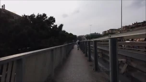 Rom Italien September 2019 Pov Hyperlapse Fuß Eisenbahnbrücke Mit Stadtleben — Stockvideo